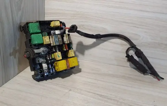 Peugeot 208 Fuse module 9804846880