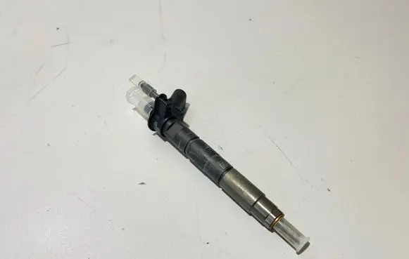 BMW 5 G30 G31 G38 Fuel injector 8571565 8571566