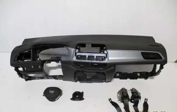 Volkswagen Transporter - Caravelle T1 Radio/GPS head unit trim 
