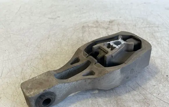 Opel Vivaro Engine mount bracket 9811786680