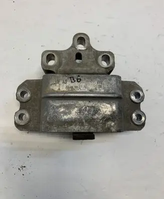 Volkswagen PASSAT B6 Engine mount bracket 3C0199555