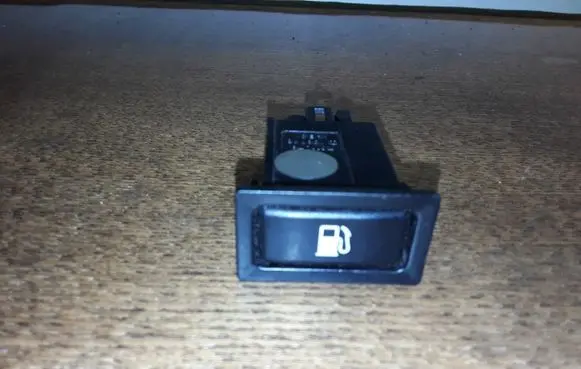 Toyota Avensis T250 Fuel tank opening switch 156795