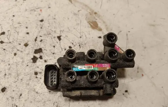 Audi SQ7 Air suspension valve block 4M0616013B