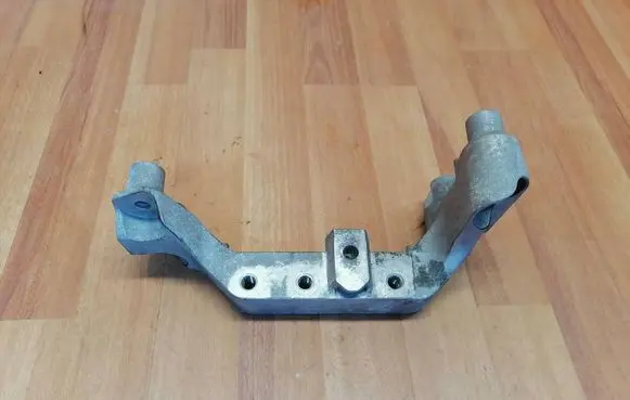 Engine mounting bracket