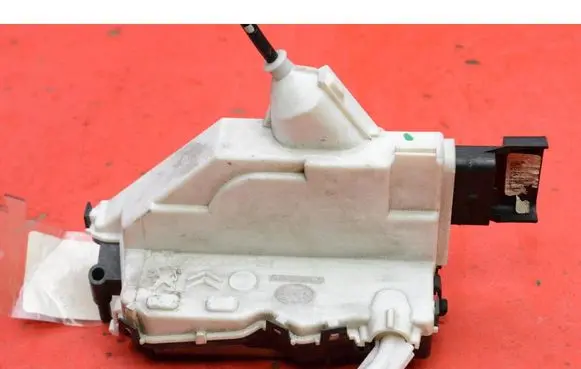 Peugeot 308 Front door lock A048069
