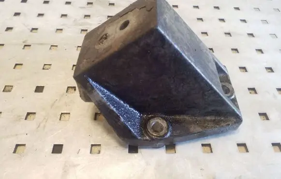 Opel Frontera B Engine mounting bracket