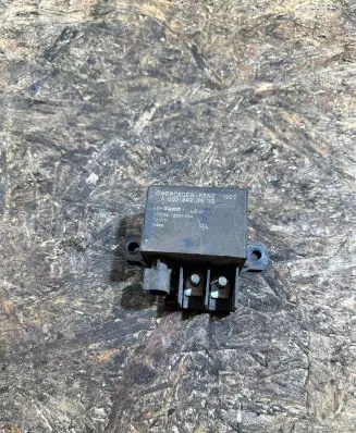 Mercedes-Benz E W211 Glow plug pre-heat relay A0025423819 V231332A2001X14