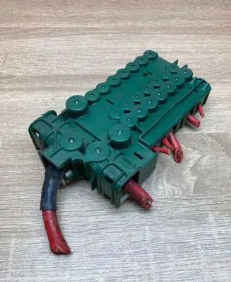 BMW 5 E39 Battery relay fuse 8367768 8370639