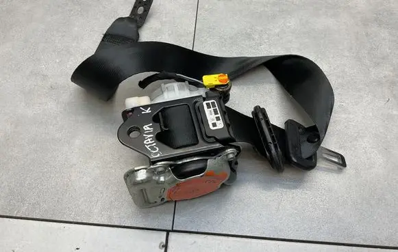 Skoda Octavia Mk3 (5E) Front seatbelt