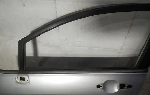 Honda FR-V Front door glass trim molding 