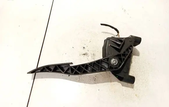 Accelerator throttle pedal
