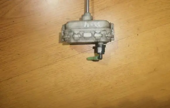 Volkswagen PASSAT B4 Central locking vacuum pump 8d0862153
