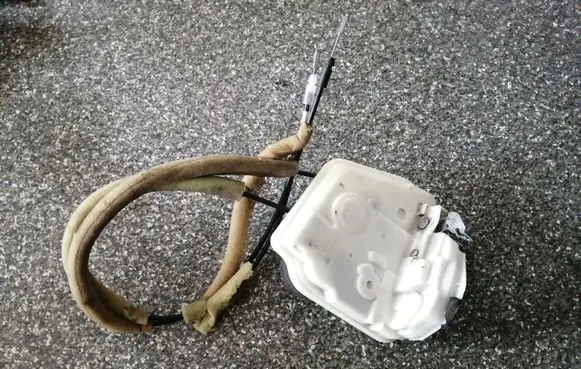 Mazda 3 II Front door lock 9E20B0604