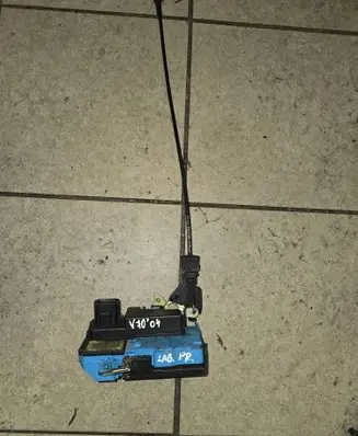 Volvo V70 Front door lock 30663042