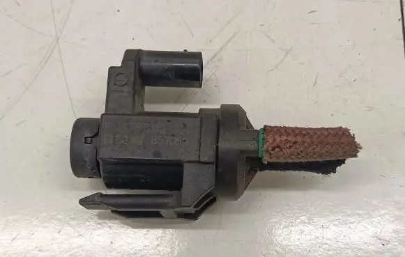BMW 2 F46 Vacuum valve 8570591