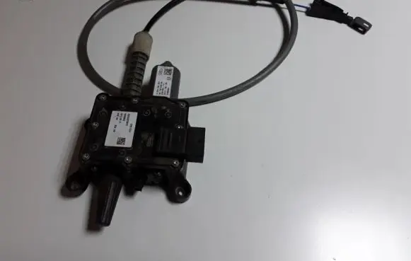 Peugeot 3008 I Hand brake/parking brake motor 9673094880