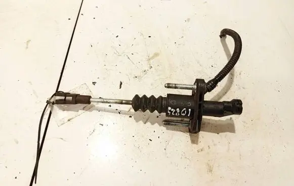 Opel Astra H Clutch master cylinder 90523769