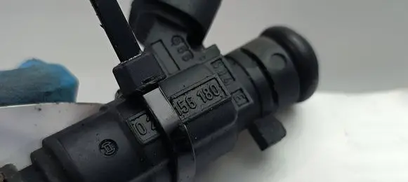 Audi A8 S8 D3 4E Fuel injector 