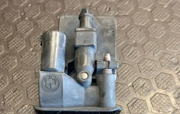 BMW X1 E84 Windshield washer spray nozzle 7183343