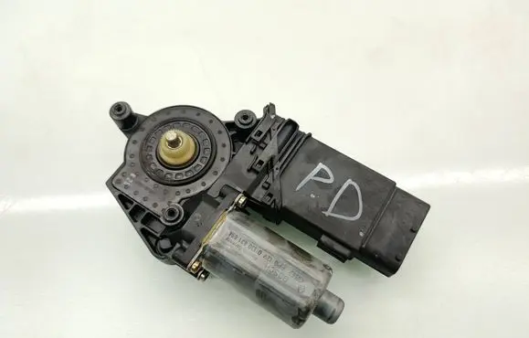 Volkswagen PASSAT B5.5 Front door window regulator motor 3B4837752HQ