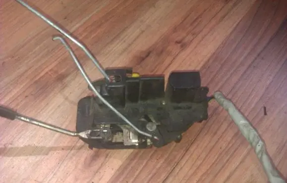 KIA Carens I Front door lock
