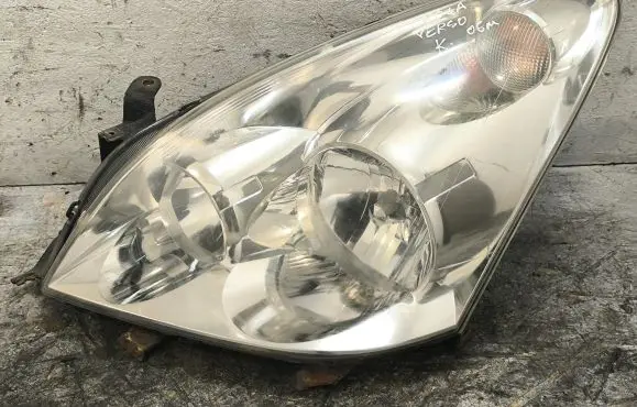 Toyota Corolla Verso AR10 Headlight/headlamp