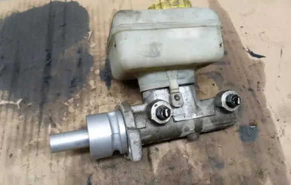 Skoda Octavia Mk1 (1U) Master brake cylinder 1J1611349 L481402