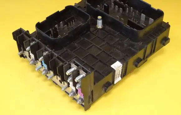 Volkswagen Golf V Fuse module 1K0937124K