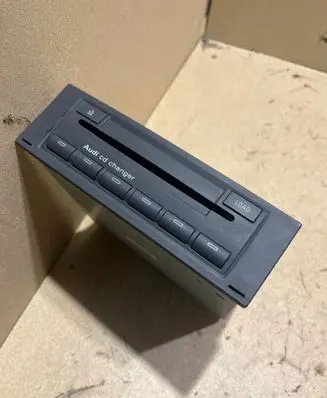 Audi A4 S4 B6 8E 8H CD/DVD changer 8E0035111 ZDD8007780