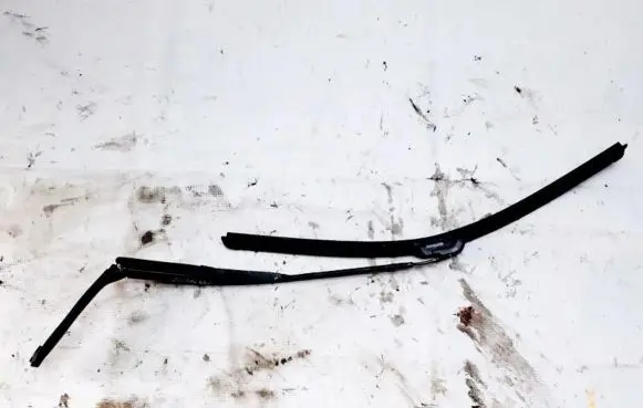 Front wiper blade arm