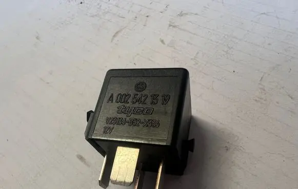 Mercedes-Benz A W169 Other relay A0025421319 V23134B52X336