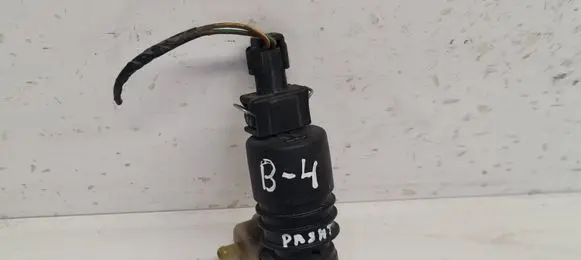 Volkswagen PASSAT B4 Windscreen/windshield washer pump
