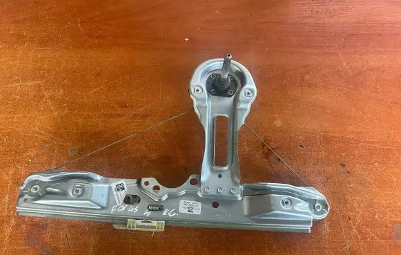 Rear door manual window regulator