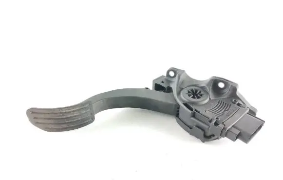 Accelerator throttle pedal