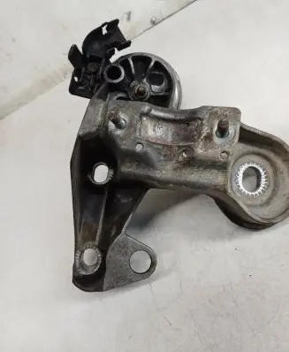 Volkswagen PASSAT B5.5 Engine mounting bracket 4B0199352B