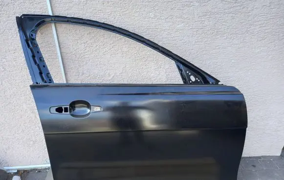 Jaguar XE Front door T4N2632