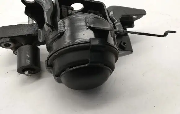 Toyota Yaris Engine mount bracket
