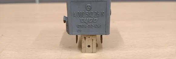 Mercedes-Benz E W210 Other relay A0025422619 V23134J52X361 V23134752X361