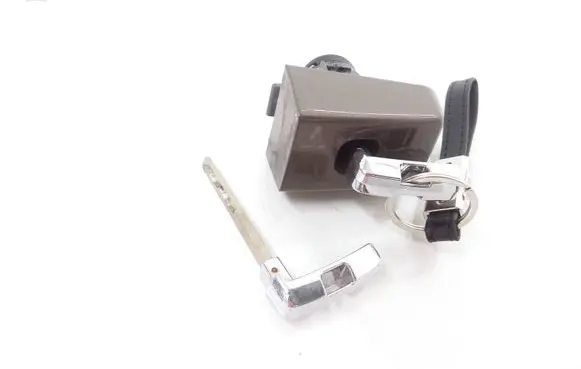 Land Rover Defender Front door lock (next to the handle) 30784963 E100472000