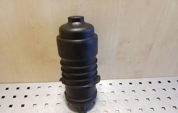 Oil filter mounting bracket