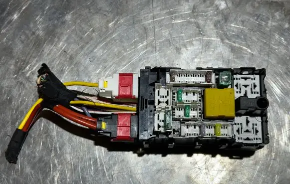 Citroen C4 II Fuse module 9665492680