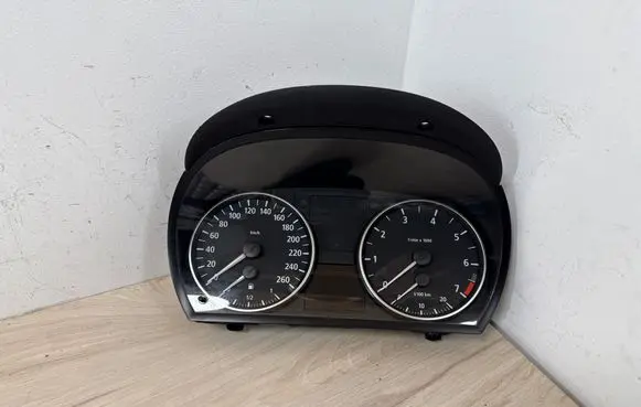 BMW 3 E90 E91 Speedometer (instrument cluster) 9110197 623023373 910197020