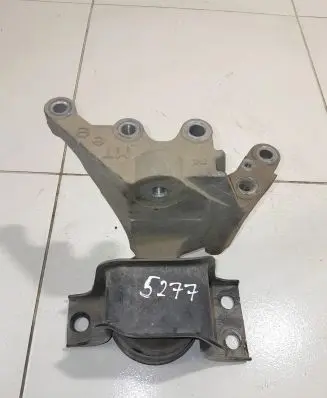 Nissan Juke I F15 Engine mount bracket NOCODE