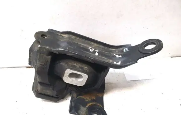 Mazda CX-3 Engine mount bracket