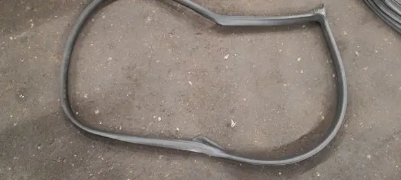 Maserati Ghibli Front door rubber seal 72340