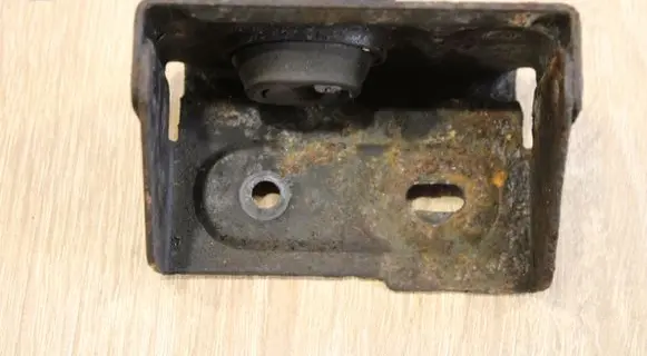 Radiator mount bracket