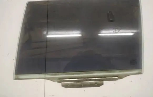 Toyota Avensis T250 Rear door window glass as2