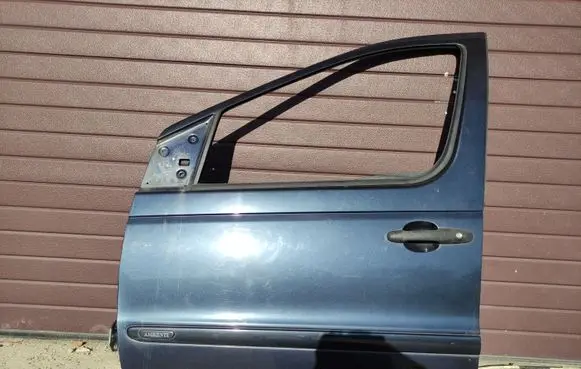 Mercedes-Benz Vaneo W414 Front door