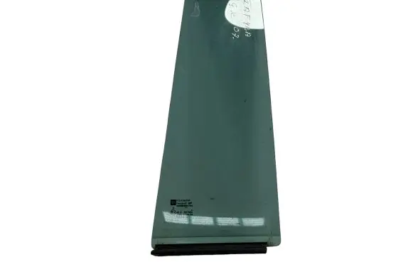 Opel Zafira B Rear vent window glass 72070618