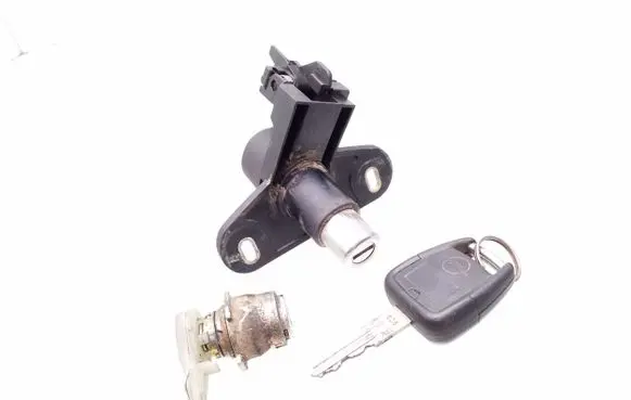 Opel Astra G Front door lock (next to the handle) 
